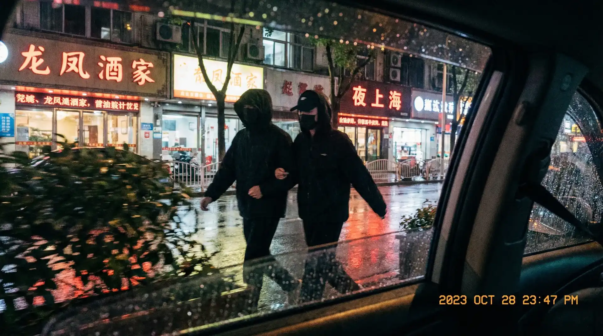 尊龙娱乐 - 顶流明星深夜密会现场抓拍照片